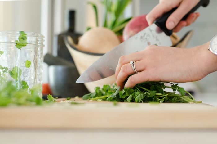 料理を完ぺきにこなす主婦